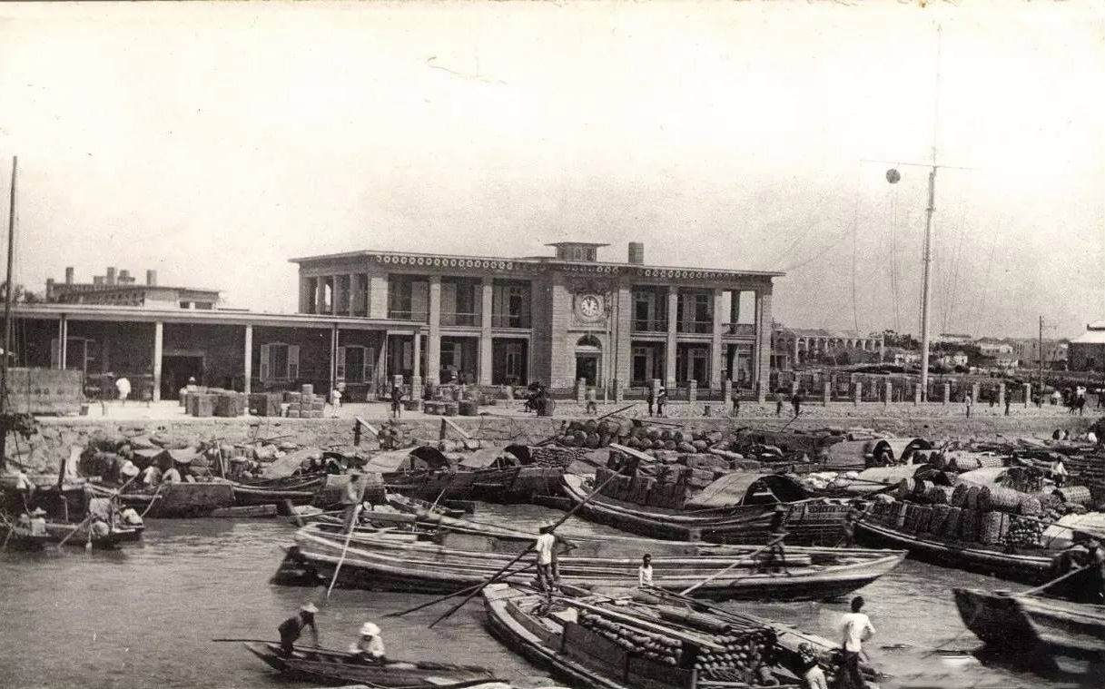1910年代,汕头码头边停泊的木船照片